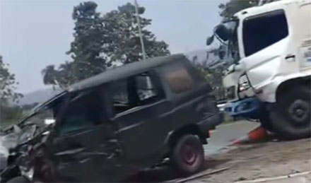 Kecelakaan lalu lintas truk pengangkut galon dan mobil Isuzu Panther terjadi di ruas Tol Jagorawi KM 33 arah Jakarta, Kamis (25/9). dok Istimewa
