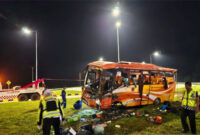 Polisi mengamankan Bus pariwisata ALS yang mengalami kecelakaan di pintu keluar tol Padang-Sicincin pada Minggu (7/9) sekitar pukul 23.30 WIB. (ANTARA/HO-PoldaSumbar)