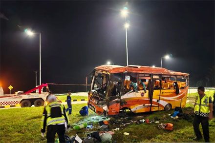 Polisi mengamankan Bus pariwisata ALS yang mengalami kecelakaan di pintu keluar tol Padang-Sicincin pada Minggu (7/9) sekitar pukul 23.30 WIB. (ANTARA/HO-PoldaSumbar)