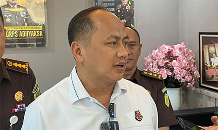 Kepala Pusat Penerangan Hukum (Kapuspenkum) Kejaksaan Agung Anang Supriatna memberikan keterangan pers di Gedung Kejaksaan Agung, Jakarta, Senin (29/9/2025). (ANTARA)