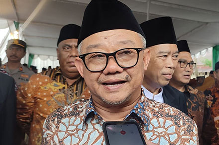 Menteri Pendidikan Dasar dan Menengah Abdul Mu'ti saat memberikan keterangan, Kamis (11/9/2025).(KOMPAS.com/Egadia Birru)