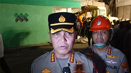 Kabid Humas Polda Jatim, Kombes Pol Jules Abraham Abast di Ponpes Al-Khoziny, Kecamatan Buduran, Kabupaten Sidoarjo, Senin (29/9/2025). Foto: Farusma Okta Verdian/kumparan
