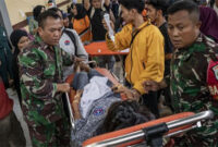 Anggota TNI bersama relawan mengevakuasi korban keracunan di Posko Penanganan di Kantor Kecamatan Cipongkor, Kabupaten Bandung Barat, Jawa Barat, Rabu (24/9). Sumber : Antara