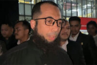 Pendakwah, sekaligus pemilik agensi perjalanan haji PT Zahra Oto Mandiri atau Uhud Tour Ustaz Khalid Basalamah di Gedung Merah Putih KPK, Jakarta