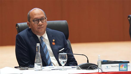 Foto: Menteri Investasi dan Kepala Hilirisasi/Kepala BKPM, Rosan Perkasa Roeslani dalam konferensi pers RAPBN & Nota Keuangan Tahun Anggaran 2026 di Aula Chakti Budhi Bhakti (CBB),  Kantor Pusat Direktorat Jenderal Pajak, Jakarta, Jumat, (15/8/2025). (CNBC Indonesia/Muhammad Sabki)
