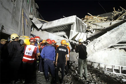 Petugas SAR gabungan bersiap mengevakuasi korban bangunan musala yang ambruk di Pondok Pesantren (Ponpes) Al Khoziny di Kecamatan Buduran, Sidoarjo, Jawa Timur, Senin (29/9/2025). Foto: Umarul Faruq/ANTARA FOTO
