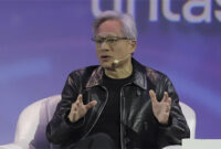 CEO NVIDIA Jensen Huang menyampaikan pemaparan dalam acara diskusi pada Indonesia AI Day di Jakarta, Kamis (14/11/2024). 