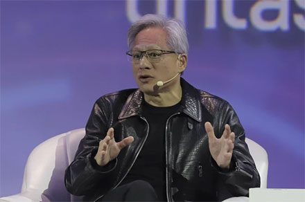CEO NVIDIA Jensen Huang menyampaikan pemaparan dalam acara diskusi pada Indonesia AI Day di Jakarta, Kamis (14/11/2024). 