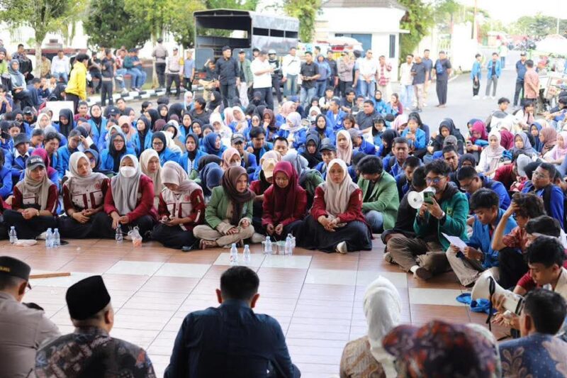 Mahasiswa dan pejabat daerah Kota Padang Panjang duduk melingkar di halaman DPRD untuk berdialog dan menyampaikan aspirasi.
