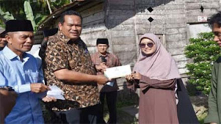 Wako Pariaman memberikan bantuan kepada calon mahasiswa
