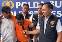 Kasat Reskrim Polrestabes Medan, AKBP Bayu Putro Wijayanto, mengintrogasi pelaku saat konferensi pers di halaman Polrestabes Medan.
