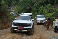 Jalan Labura-Toba saat ditinjau Bobby. Foto: Dok. Istimewa
