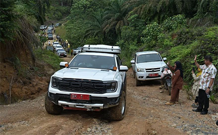 Jalan Labura-Toba saat ditinjau Bobby. Foto: Dok. Istimewa
