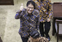 Menteri Keuangan Purbaya Yudhi Sadewa mengacungkan jempol usai mengikuti rapat kerja dengan Komisi XI DPR di Kompleks Parlemen, Senayan, Jakarta, Kamis (11/9/2025).