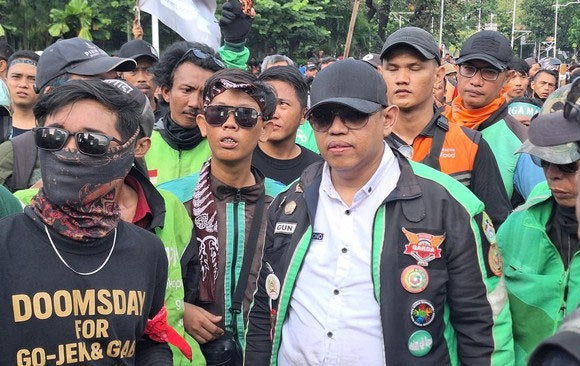 Garda Indonesia menggelar demonstrasi di Istana Kepresidenan Jakarta, Rabu (15/9), dengan membawa tujuh tuntutan, termasuk usut tuntas kematian Affan Kurniawan. (CNN Indonesia /Sakti Darma Abhiyoso).
