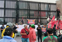 Aksi para ojek online (Ojol) unjuk rasa di depan Gedung DPR, Jakarta, Rabu (17/9). Sumber : tvOnenews.com/Aldi Herlanda