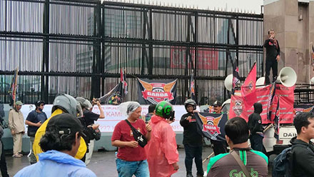 Aksi para ojek online (Ojol) unjuk rasa di depan Gedung DPR, Jakarta, Rabu (17/9). Sumber : tvOnenews.com/Aldi Herlanda