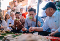 Wapres Gibran saat menikmati cuko dengan cara khas wong Palembang, yakni langsung “ngirup” dari wadahnya ditemani Gubernur Sumsel Herman Deru (kanan) dan Wali Kota Palembang Ratu Dewa (kiri). Foto : Istimewa
