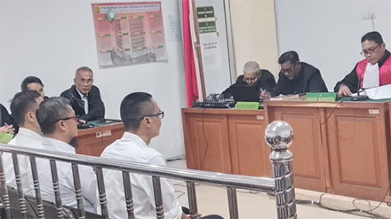 Tiga terdakwa saat jalani sidang putusan. Sumber : Pebri