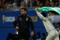 Ini adalah momen di mana seorang suporter tiba-tiba menghambur masuk lapangan Johan Cruyff Stadium. Foto: REUTERS/Albert Gea