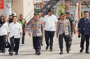 Kapolri beserta Ketua Komisi IV DPR RI, Menko Pangan, Kepala Badan Pangan Nasional, dan Dirut Bulog terpantau tiba di Mahmud Badaruddin II dari Palembang dilanjutkan menaiki helikopter Polri menuju Kab. OKU Timur. Sumber : Istimewa
