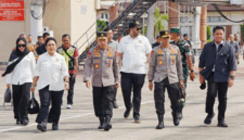 Kapolri beserta Ketua Komisi IV DPR RI, Menko Pangan, Kepala Badan Pangan Nasional, dan Dirut Bulog terpantau tiba di Mahmud Badaruddin II dari Palembang dilanjutkan menaiki helikopter Polri menuju Kab. OKU Timur. Sumber : Istimewa

