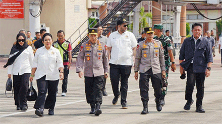Kapolri beserta Ketua Komisi IV DPR RI, Menko Pangan, Kepala Badan Pangan Nasional, dan Dirut Bulog terpantau tiba di Mahmud Badaruddin II dari Palembang dilanjutkan menaiki helikopter Polri menuju Kab. OKU Timur. Sumber : Istimewa
