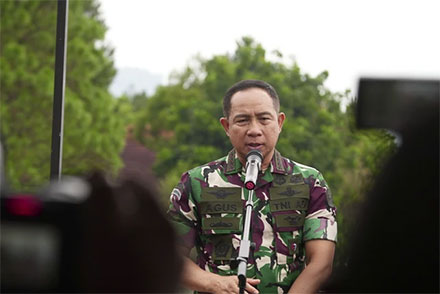 Panglima TNI Jenderal TNI Agus Subiyanto bersama sejumlah Menteri Kabinet Merah Putih menghadiri rapat terbatas yang dipimpin langsung Presiden Republik Indonesia Prabowo Subianto di Kediaman Hambalang, Kabupaten Bogor, Jawa Barat, Sabtu (30/8/2025). Foto: Dok. Puspen TNI
