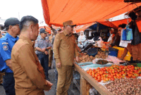 Wako Alfin meninjau kondisi pedagang di Pasar Tanjung Bajure Sungai Penuh, Jambi.