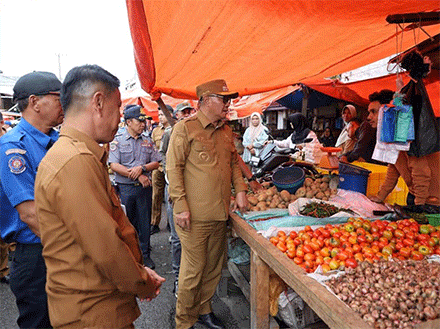 Wako Alfin meninjau kondisi pedagang di Pasar Tanjung Bajure Sungai Penuh, Jambi.