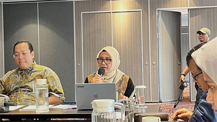 Direktur Pendidikan Anak Usia Dini Kemendikdasmen, Nia Nurhasanah memberi tanggapan di Hotel Mercure, Gatot Subroto, Jakarta Selatan, Jumat (19/9/2025). Foto: Nasywa Athifah/kumparan
