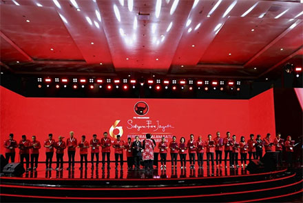 Megawati melantik kepengurusan DPP PDIP periode 2025-2030 di Kongres kedua partai. Foto: Dok. PDIP
