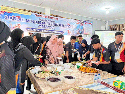 Pelajar dari Terengganu Malaysia ketika berada di Padang Panjang.