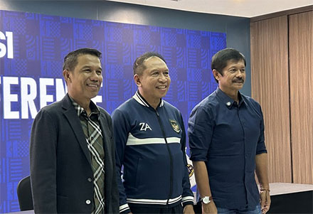 Waketum PSSI Zainuddin Amali, Sekjen PSSI Yunus Nusi, Pelatih Timnas U-23 SEA Games 2025 Indra Sjafri (Foto: Mercy Raya/detikcom)