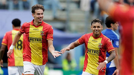 Milan Smit merayakan golnya bersama Dean James (kanan). Foto: Getty Images/Soccrates Images