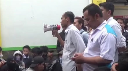 Alumni SMK Pasundan 2 Bandung Marah Besar, Geruduk Bekas Sekolahnya Gara-Gara Oknum Guru Cabul Diduga Lecehkan 41 Siswi Sumber : Tangkapan layar tvOne