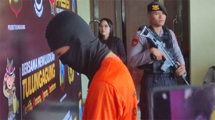 Tersangka AF (20) dihadirkan dalam gelar ungkap perkara pengeroyokan wakapolsek di Mapolres Tulungagung, Senin (23/9). Sumber : Antara
