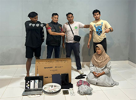 RY terduga pelaku penipuan dan barang bukti yang disita polisi.