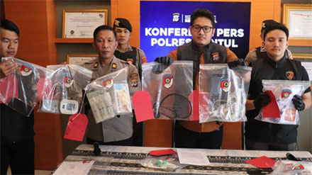 Kasatreskrim Polres Bantul, AKP Achmad Mirza (tengah) menunjukkan barang bukti kasus penipuan dokter terapi gadungan, Kamis (18/9/2025). Sumber : Tim tvOne - Sri Cahyani Putri
