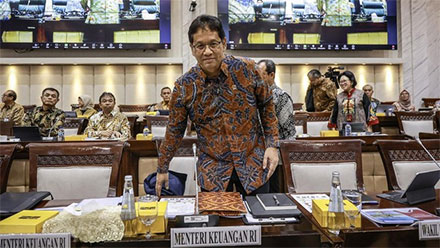 Menteri Keuangan (Menkeu) Purbaya Yudhi Sadewa mengancam bakal memindahkan anggaran makan bergizi gratis (MBG) yang tak terserap di 2025 ke program lain. (ANTARA FOTO/Dhemas Reviyanto).