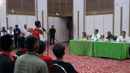 Mentan Amran mendengarkan aspirasi petani Indramayu di Kantor Pusat Kementerian Pertanian (Kementan), Rabu (24/9/2025). Sumber : Kementan
