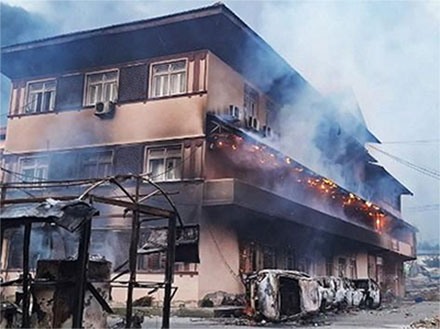 Momen gedung pemerintahan di Nepal dibakar para demonstran (AFP/PRABIN RANABHAT)