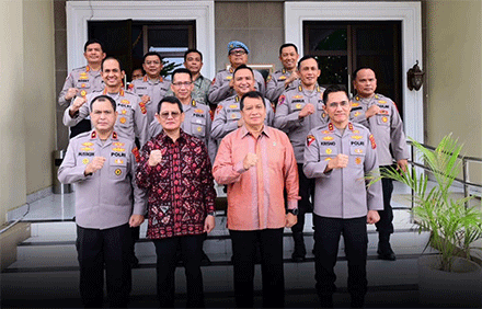 Wakil Menteri Pendayagunaan Aparatur Negara dan Reformasi Birokrasi (WamenPANRB) Komjen Pol. (Purn) Purwadi Arianto melakukan kunjungan kerja ke Mako Polda Jambi, Jumat (19/9/2025).