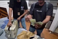 Foto: Polisi menangkap dua pria di apartemen di Kalibata, Jaksel. Keduanya ditangkap terkait kasus peredaran uang palsu yang disimpan di apartemen tersebut. (dok Istimewa)

