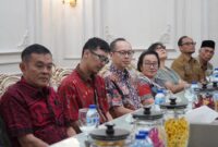 Sejumlah warga keturunan Tionghoa tergabung dalam HBT saat penyerahan tanah bernilai ratusan juta kepada Pemko Padang Panjang.