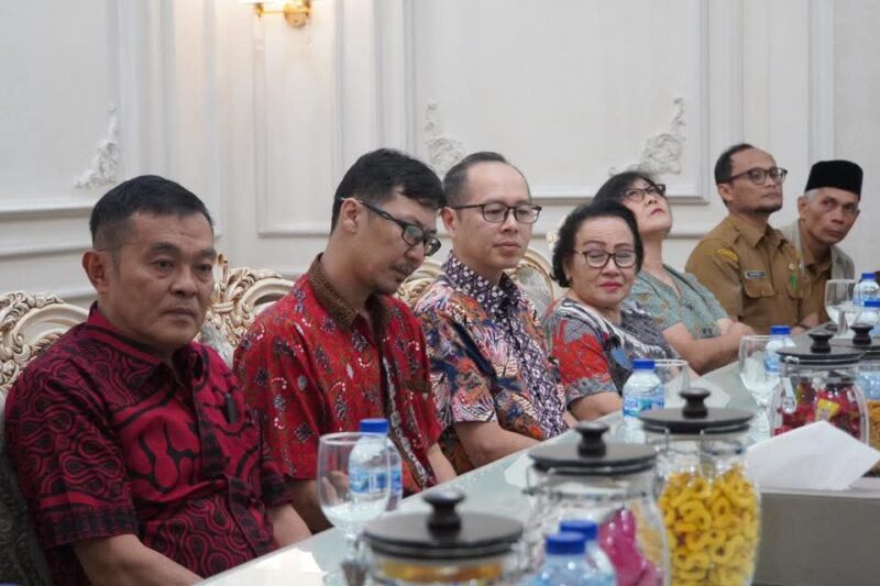 Sejumlah warga keturunan Tionghoa tergabung dalam HBT saat penyerahan tanah bernilai ratusan juta kepada Pemko Padang Panjang.