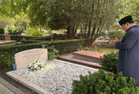Prasiden Prabowo Subianto berziarah ke makam kakek dan neneknya di Den Haag, Belanda. Foto: Instagram/ @prabowo
