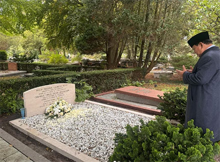 Prasiden Prabowo Subianto berziarah ke makam kakek dan neneknya di Den Haag, Belanda. Foto: Instagram/ @prabowo
