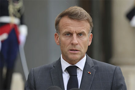 Presiden Prancis Emmanuel Macron berbicara saat menyapa Presiden Ukraina sebelum pertemuan mereka di Istana Kepresidenan Elysee di Paris (3/9/2025). Foto: Ludovic Marin/AFP
