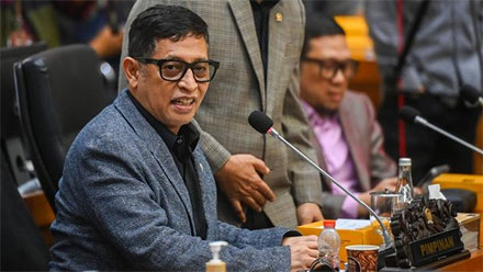 Ketua Baleg DPR Bob Hasan memimpin rapat kerja dengan Kementerian Hukum di kompleks parlemen, Senayan, Jakarta, Selasa (9/9/2025). Baleg DPR mengusulkan agar RUU tentang Perampasan Aset untuk dimasukkan ke dalam Prolegnas Prioritas untuk dibahas pada tahun 2025. (ANTARA FOTO/Rivan Awal Lingga)